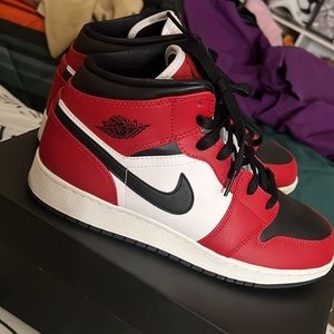 Air Jordans Mid GS Chicago Black Toe